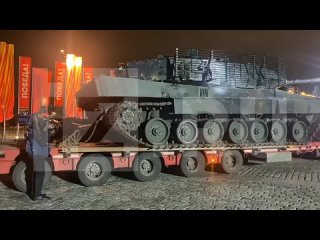 На кадрах Известий  доставка немецкого танка Leopard-2 на выставку трофейной техники в Парке Победы на Поклонной горе. Эксп