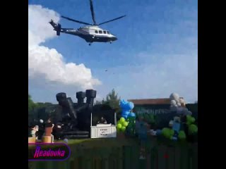 Детский день рождения в Подмосковье чуть не сдуло лопастями вертолета — среди гостей на празднике была телеведущая Лера... (видео)
