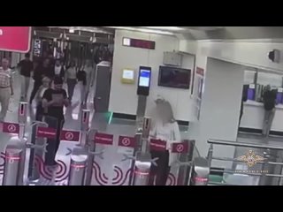 В метро на станции «Текстильщики» мужчина напал на подростка-девушку.   Пассажир сделал это после того, как девушка... (видео)