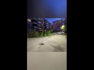 Мощный порыв ветра повалил огромное дерево на улице Гарифьянова.   К счастью, никто не пострадал. (видео)