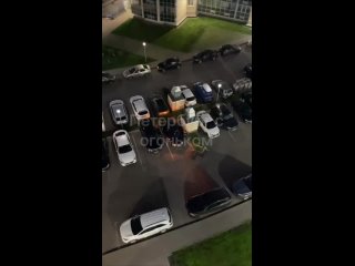 😦В ЖК "Малая Охта" на Заневском, 42, неизвестный пытался поджечь автомобиль.   Ситуацию успел увидеть один из жильцов,... (видео)