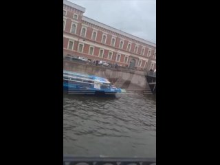 Первыми на помощь людям, оказавшимся в упавшем в воду автобусе, пришли трое парней из Дагестана. Они ехали на пятничную молитву