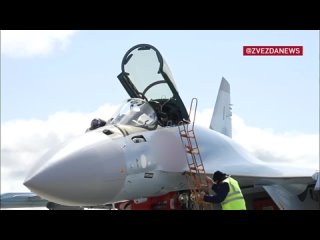 Новые многофункциональные истребители Су-35С передали Минобороны РФ