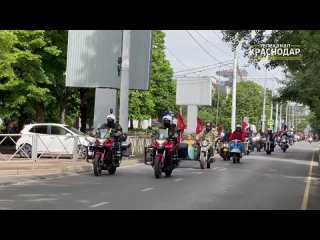 Большая колонна с ретро-техникой, автомобилями и мотоциклами едет по улицам Краснодара