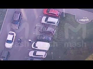 Момент взрыва машины кадрового офицера армии России во дворе его дома в Москве. Видно, как пострадавший — по информации... (видео)