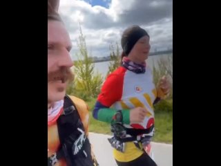 Сегодняшний марафон не перестает удивлять - вот у нас эчпочмачо побежал   Это марафонец из Москвы Максим Широков. (видео)