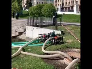 В Казани начали чистить «Чёрное озеро».  Сейчас водоём осушают, чтобы очистить дно от скопившегося мусора и грязи. На... (видео)