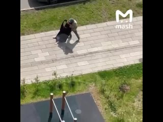 В Путилково эмигрант избил свою жену на детской площадке при ребенке.   Мужчина грубо обращался с женщиной, таскал ее... (видео)
