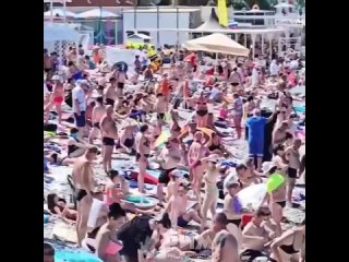 ☀ Российские курорты переживают невиданный наплыв туристов.  В интернете  появилось  видео  с  пляжей   Кабардинки, где... (видео)
