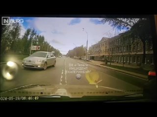 В Екатеринбурге между автоледи и мужчиной на дорогом внедорожнике произошел конфликт   Как рассказал наш читатель,... (видео)