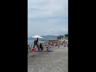 Телепорт на Сочинский пляж 🏖️  Вода - кайф, освежает! Людей уже как в августе 🤪  ©v_sochi_na_tri_nochi (видео)