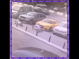 Россиянин на электросамокате снёс женщину и перелетел через неё.  Очередная авария с участием самоката произошло в... (видео)