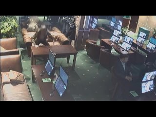 Никита Джигурда устроил скандал в букмекерской конторе после того, как выиграл крупную ставку.   На видеозаписях видно,... (видео)