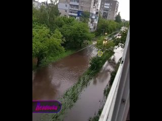 Дзержинск, ты следующий: в Нижегородской области плывут автомобили, а местные из шлепок переобуваются в резиновые... (видео)