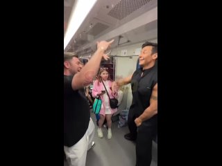 Вчера в столичном метро прямо в вагоне поезда для москвичей танцевали Стас Костюшкин и Дава. Согласитесь, что это... (видео)