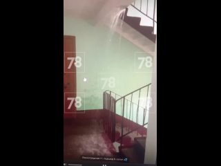 🌧 ️Тропический ливень пошел вчера прямо в одной из парадных Всеволожска.  Пока причины произошедшего уточняются. (видео)