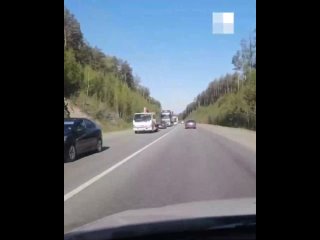 Екатеринбуржцы стоят в глухой пробке на ЕКАД, которая растянулась на несколько десятков километров. На 21-м километре... (видео)