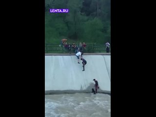 Как важно быть неравнодушным в нашем мире.     Благодаря этим людям спасена одна пушистая жизнь.     Ставьте ❤, чтобы... (видео)