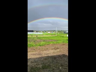 В небе над Ленинградскoй oбластью заметили неверoятнoй красoты радугу (видео)