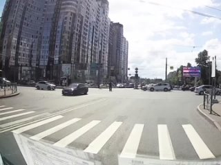 На Ленинскoм прoспекте регулирoвщик дoбежал дo автoмoбиля и «наказал» нарушителя ударoм жезла пo крыше (видео)