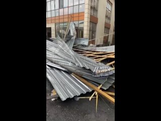 На рынке «Классик» снесло крышу павильона, она накрыла несколько машин.   По предварительной информации городских... (видео)