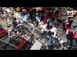 Рейсы в аэропорту Шереметьево этим утром массово задерживались из-за ночного урагана. Люди ждали свои самолёты по... (видео)