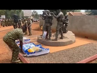 А что так видео размыто даже лиц не видно!!!! - Мирный Человек