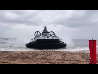 Малый десантный корабль на воздушной подушке заметили вчера на заливе у «Лахта Центра».  Его появление удивило... (видео)