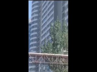 И как такое тушить? Разве в таких многоэтажках не должна стоять внутри система пжаротушения? - Полина Великанова
