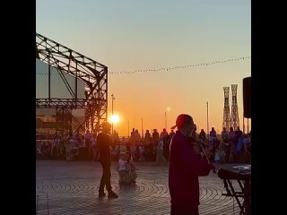 Вечер на Стрелке под живую музыку 🎵   Сегодня слушаем Трио На Закате: DJ Relax, Anna Ly и Вадима Абрамова. (видео)