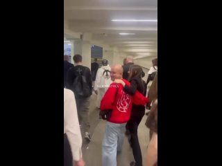 🔥 Канье Уэст прибыл в Москву.  Яна Рудковская сообщила о приезде Канье Уэста в Москву.   По ее информации, рэпер... (видео)