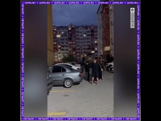 Неизвестные забаррикадировались в жилом доме и угрожают его взорвать.  Жителей дома в Каспийске уже эвакуировали  UPD:... (видео)
