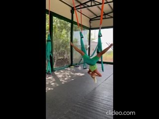 Не впечатлила: Лазарев публично высмеял раздвинувшую ноги известную ведущую (видео)