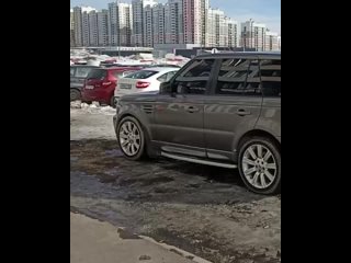 В Екатеринбурге автохам на Range Rover проехал по тротуару и устроил драку