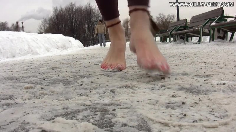 Chilly feet. Sveta