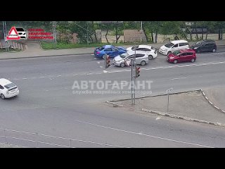 ДТП во Владивостоке как особый жанр: один летит на красный, второй уже на огромной скорости встречает зеленый и от... (видео)