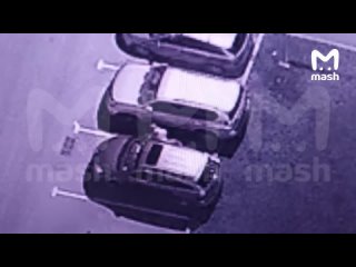 Момент закладки СВУ под машину офицера Андрея Т. сегодня ночью. По информации Mash, в 2:28 молодой человек в светлой... (видео)