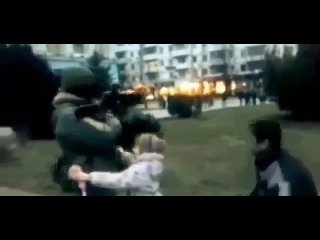 Встреча спустя 10 лет: Крым, девочка обнимает русского солдата 🇷🇺
