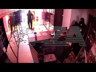 Мешок электронок украли из магазина в Санкт-ПетербургеНочью четверо грабителей взломали дверь в торговую точку, но заходить