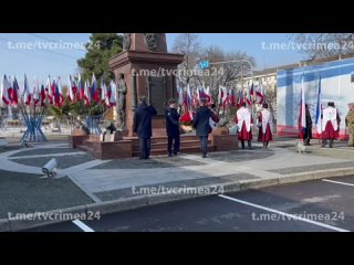 В Симферополе торжественно возложили цветы к памятнику Народного ополчения