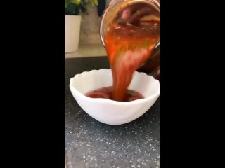 Этот соус как для мяса, птицы, так и для заправки салатов! - тёртые томаты - 300 гр - чеснок - 2 зубчика - кинза -... (видео)