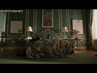 Мерритт Паттерсон, Элизабет Херли в сериале “Члены королевской семьи“ (The Royals, 2015) - Сезон 1 / Серия 1 (s01e01) eng