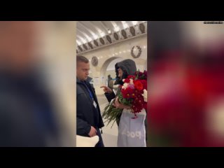 Женщина украла цветы и игрушки cо стихийного мемориала жертвам теракта в Санкт-Петербурге  Воровку п