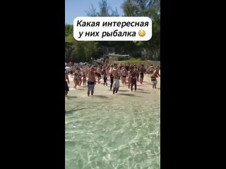 Всё село собрало свои вещи и отправилось на рыбалку. (видео)