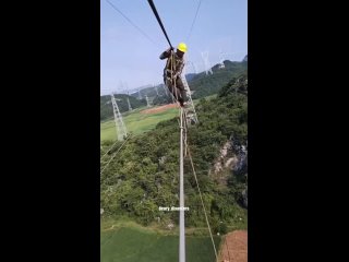 Работа этих людей является одной из самых опасных в мире!   Все эти мужчины работают электромонтёрами по ремонту... (видео)