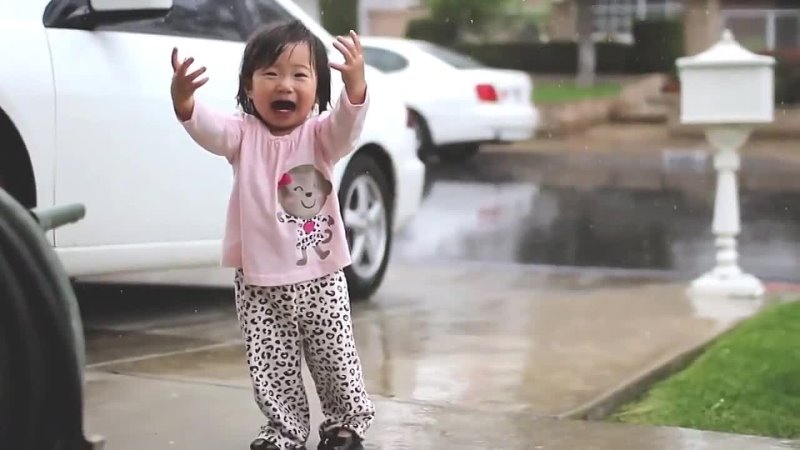 Девочка впервые увидела дождь