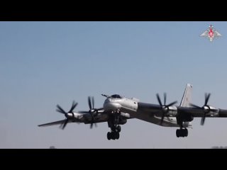 ✈ В НЕБЕ СТРАТЕГИЧЕСКАЯ АВИАЦИЯ РОССИИ 🇷🇺    Мониторинговые ресурсы противника сообщают о вылете российских... (видео)