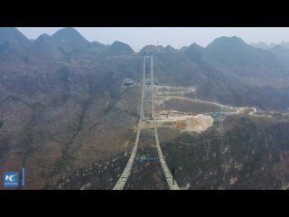 Китайские строители работают на высоте более 600 метров при возведении самого высокого моста в мире