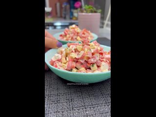 САЛАТ ИЗ ТРЁХ ИНГРЕДИЕНТОВ 🧀🍅🦀  Ингредиенты: Крабовые палочки 1 упаковка Сыр 200 гр Помидоры 3 шт Чеснок 1 зубчик... (видео)