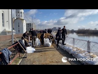 Voda stoupá a nábřeží v Kurganu se nadále zpevňuje, informuje zpravodaj RIA Novosti. Městem se ozývají sirény: obyvatelům nízko